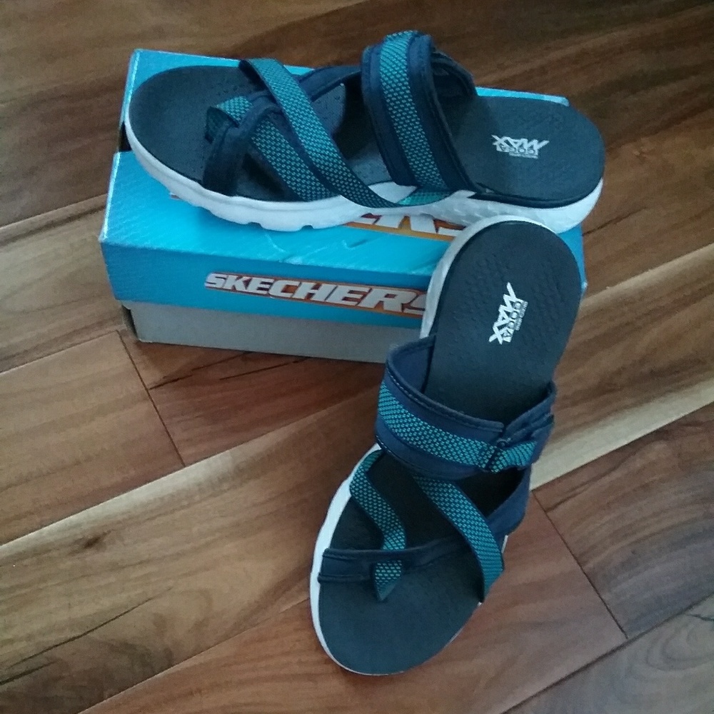 COPY - Skechers GoGo Max Discover in Navy Blue